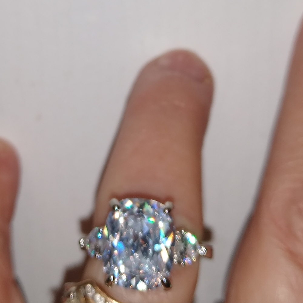NWT 3 STONE WHITE SAPPHIRE RING - Picture 4 of 6